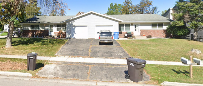 Front Entry/ Driveway - 501 Knightsbridge Rd