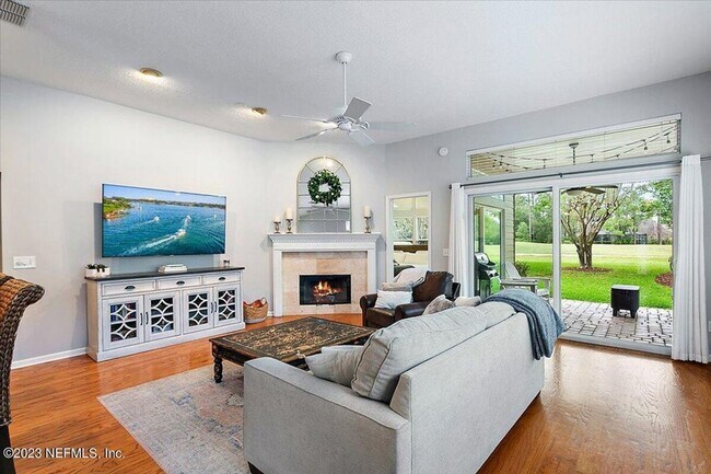 Building Photo - Beautiful home with golf course views in l...
