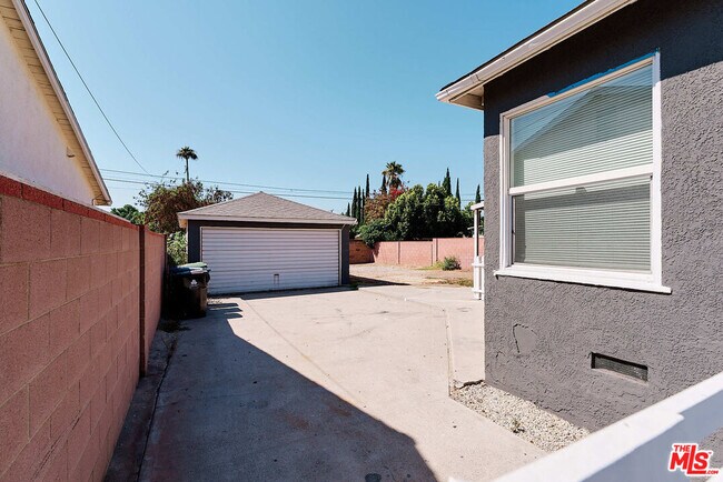 Foto del edificio - 11736 Strathern St