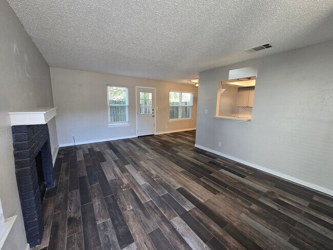 Foto del edificio - 8810 Springmail Cir