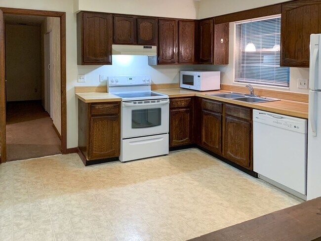 Foto del edificio - Pet Friendly 3-bed/2-bath in Hills of Sant...