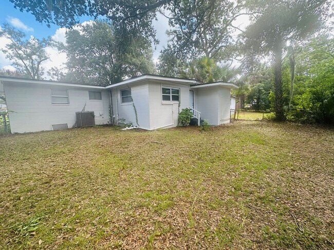 Foto del edificio - 2558 Spirea St