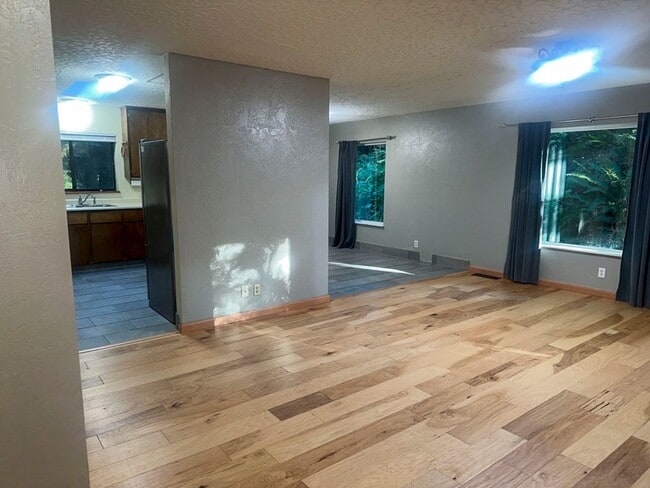 Building Photo - Pet-Friendly AMAZING Home Close To Town, Yet Private And Peaceful!