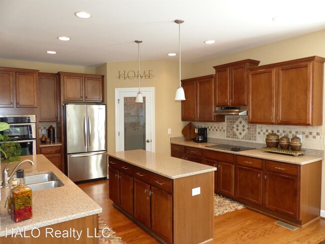 Building Photo - 4 br, 3.5 bath House - 105 Vaughan Street