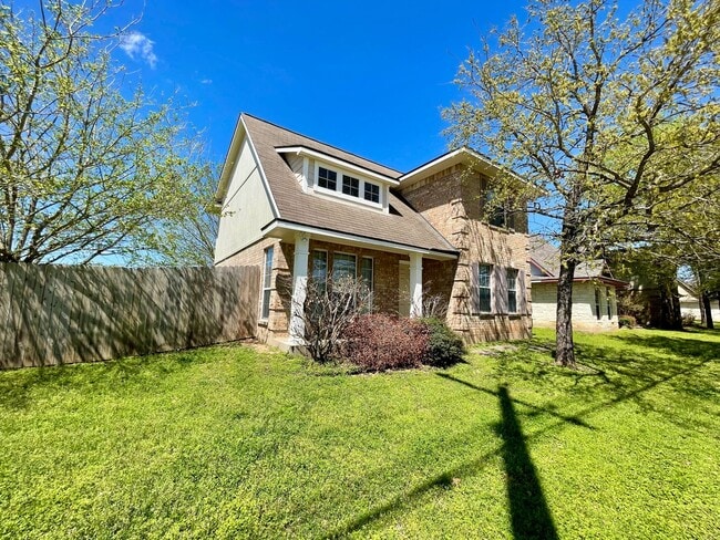 Building Photo - Cute Corner Home w/ 4 Beds & 3 Baths in Co...