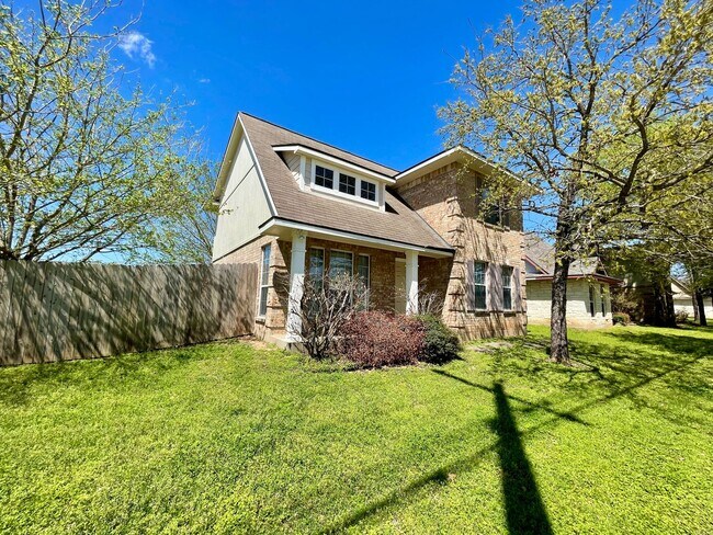 Foto del edificio - Cute Corner Home w/ 4 Beds & 3 Baths in Co...