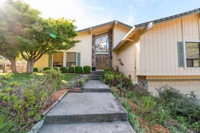 Foto del edificio - Los Gatos Mountain Living at its Best! Gated 1 Acre lot! Spacious 5 bedroom House! Pool!