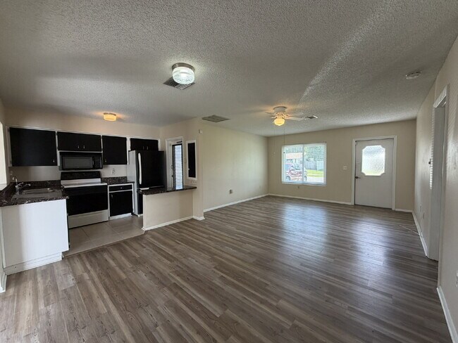 Building Photo - "Charming 1-Bed Oasis in Warm Mineral Springs - Cozy Living with 909 Sq Ft of Comfort!"