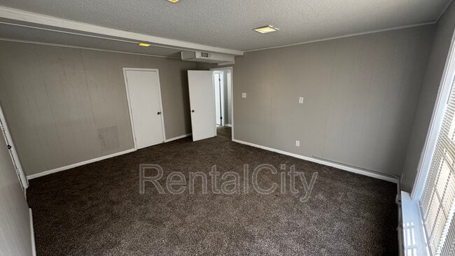 Building Photo - 206 Lake Dr