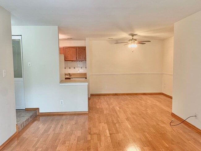 Building Photo - Beautiful and large 1 BR 1 BA! washer and ...