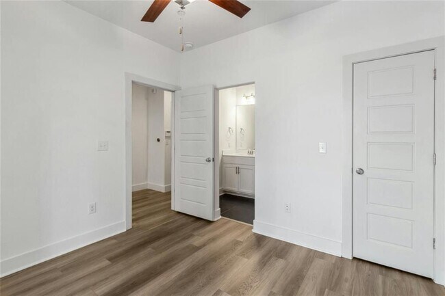 Foto del edificio - 7205 Bassett Ct