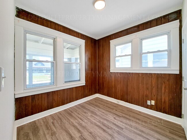 Building Photo - 827 S 38th St