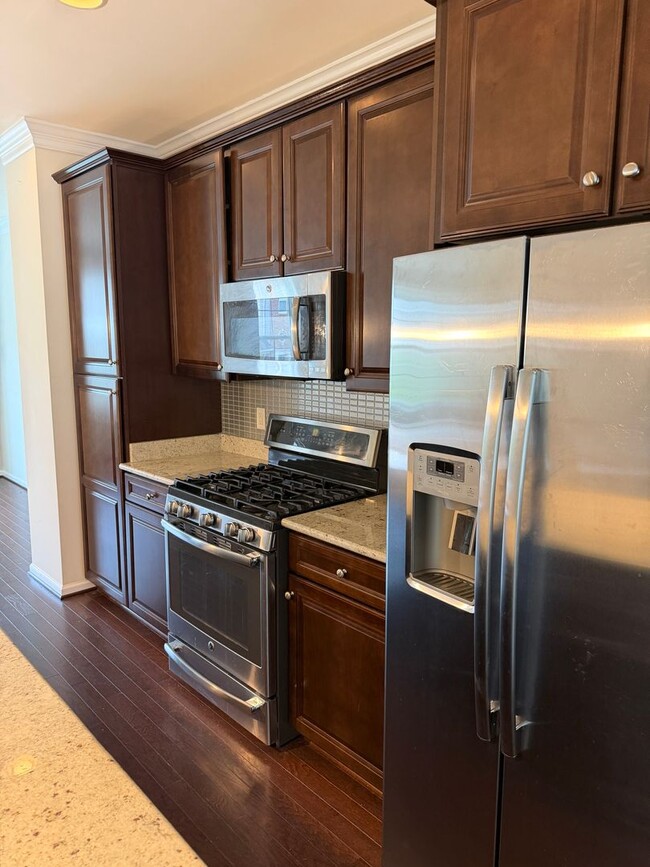 Building Photo - Near New Luxury TH 4 bed + 3.5 baths