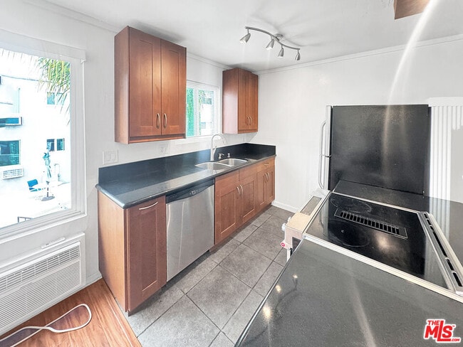 Building Photo - 972 Larrabee St