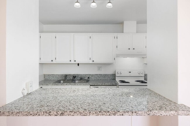 Foto del edificio - Pacific Isles - Point Loma Renovated Condo- Gated Community, Some Utilities Included, Parking, an...