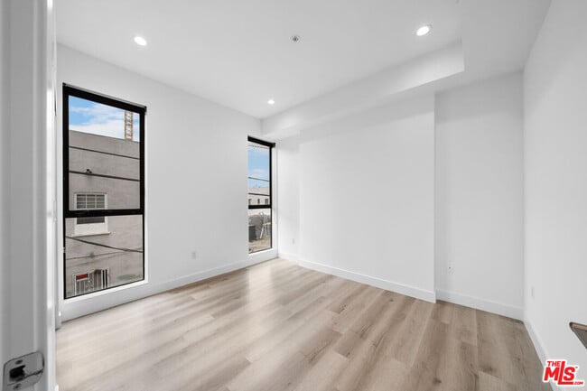 Building Photo - 5612 Lexington Ave