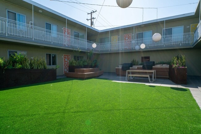 Building Photo - 210 E 29th St