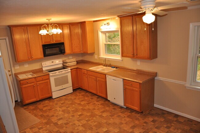 Foto del edificio - Sparkling Rambler in Park-like Setting on 10 Acres