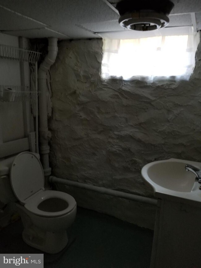 Foto del edificio - 8 Locust Dr