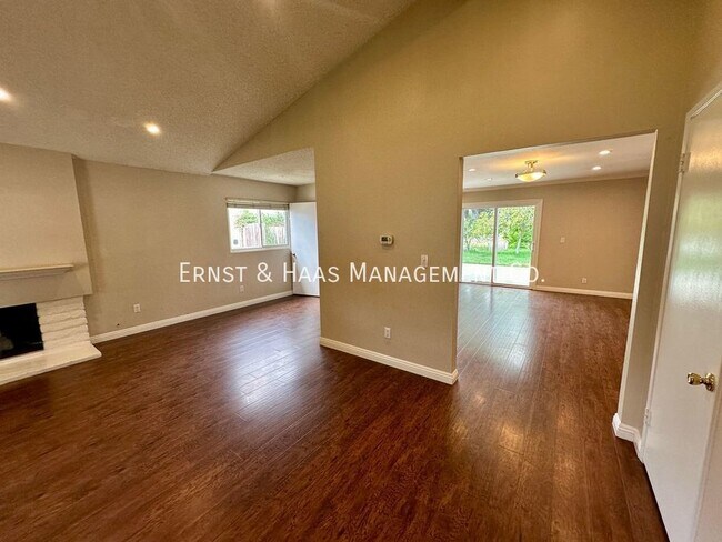Foto del edificio - Beautiful 4 Bedroom Home in Prime Cerritos...