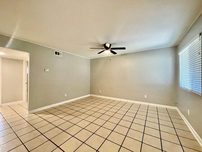 Foto del edificio - Spacious 2 Bedroom / 1 Bathroom Apartment ...