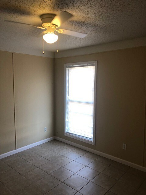 Foto del edificio - Recently Renovated 2 Bedroom 1 Bath Apartm...