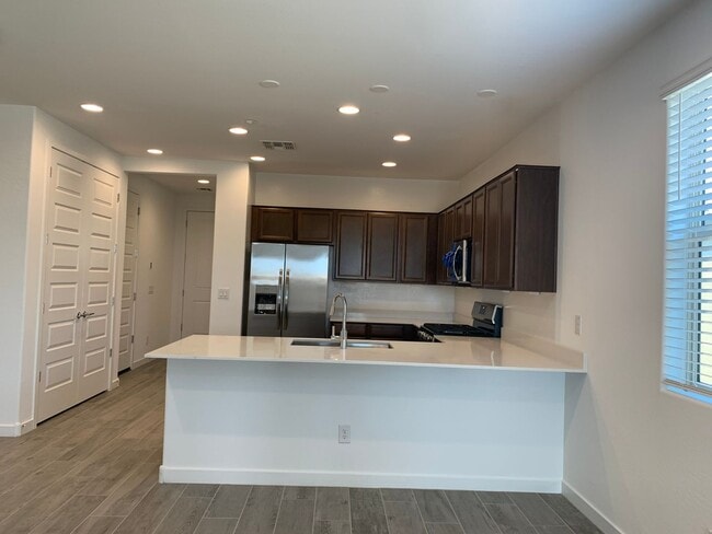 Building Photo - 5 bedroom home in Peoria