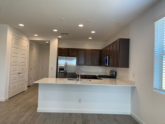 Foto del edificio - 5 bedroom home in Peoria