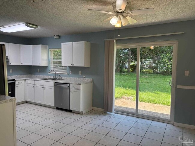 Foto del edificio - 3255 Maplewood Dr