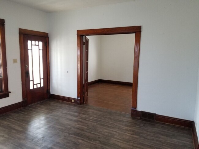 Building Photo - 2 Bedroom, 1 bedroom House Near Schools an...