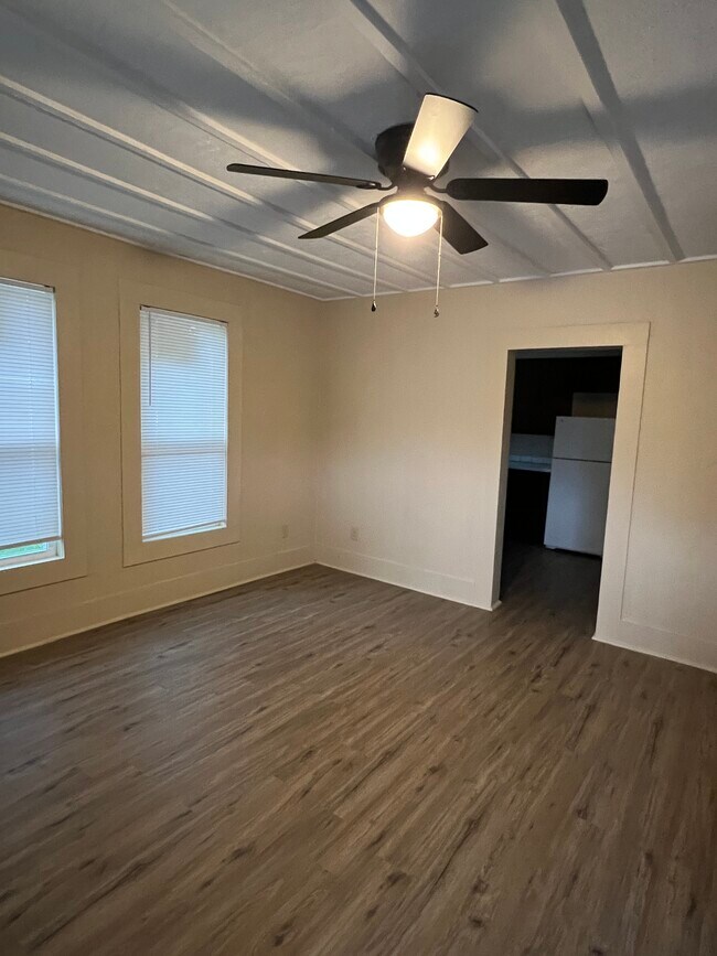 Foto del edificio - 106 N Kellie Ave