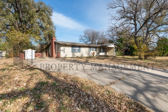 Building Photo - 220 E 44th St S