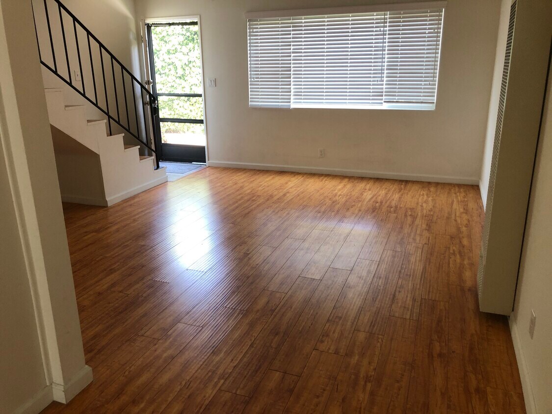 Living room. Front door entrance. - 512 Hill St