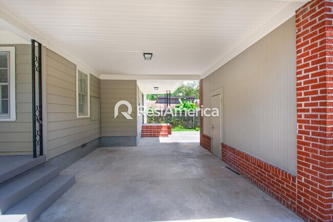 Foto del edificio - Newly Renovated 4 Bedroom home in Grahamwood!