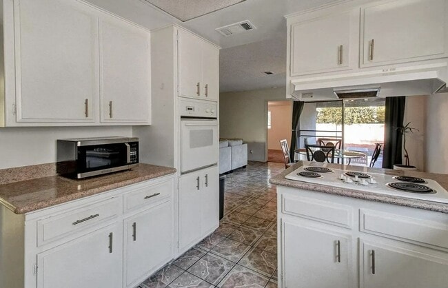 Building Photo - Charming 3-Bed/2-Bath Single-Story Home In Hemet!