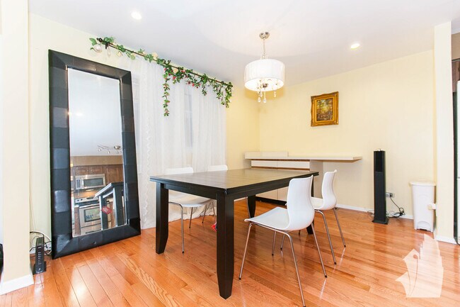 Building Photo - Rare townhome in gold coast