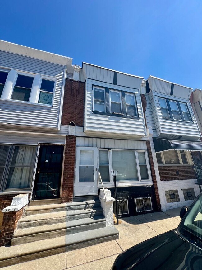Foto del edificio - Gorgeous 3-Bedroom Townhome in Allegheny West! Available NOW!