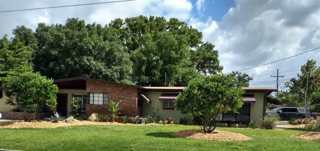 Building Photo - 108 E Hazel St