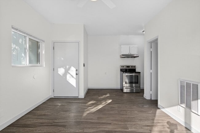 Building Photo - 2212 Myrtle Ave