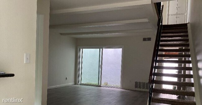 Building Photo - 3 br, 2.5 bath Townhome - 641 Danube Way