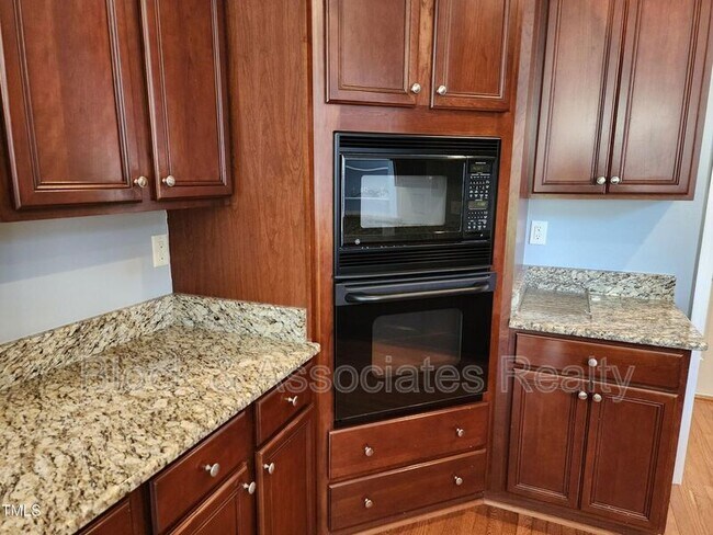 Foto del edificio - 608 Oxboro Cir