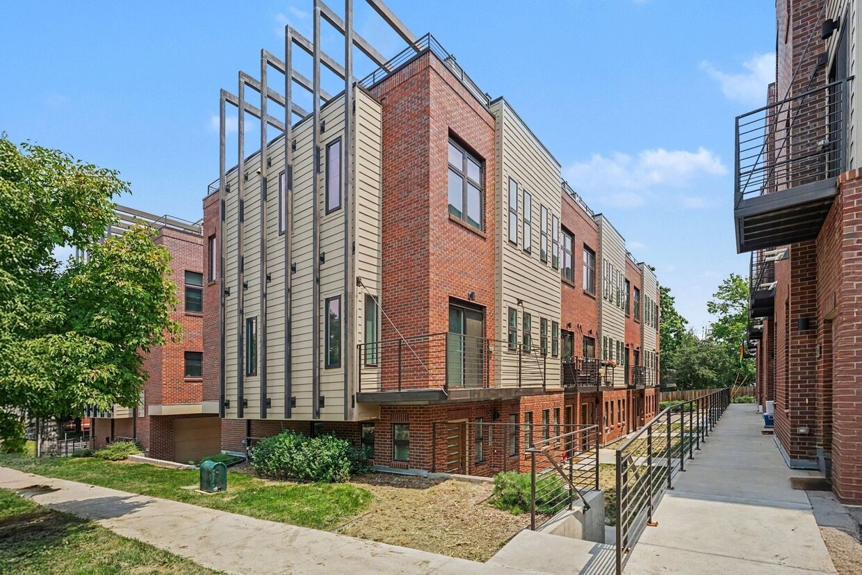 2 Bed, 1 Bath Townhouse with Roof Top Deck - 2 Bed, 1 Bath Townhouse with Roof Top Deck
