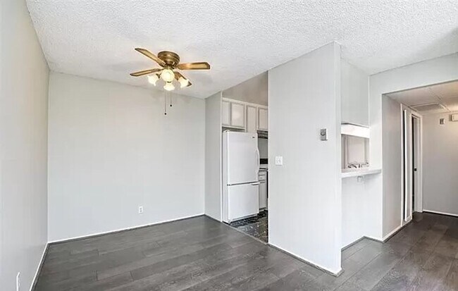 Building Photo - Two Bedroom Available in Beautiful Lake Pa...