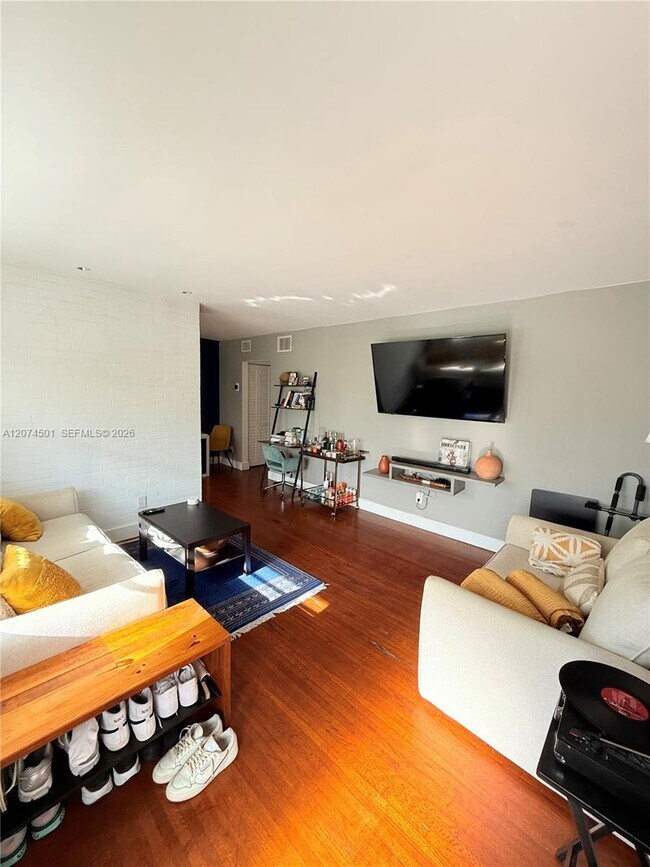 Foto del edificio - 645 NE 77th St