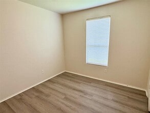 Building Photo - 1331 S Maple Dr