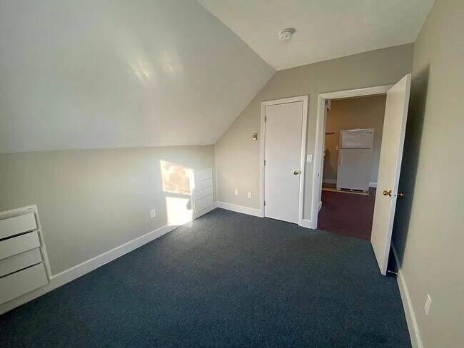 Foto del edificio - Clean and professional 2BR Near USM with Parking Available June 1