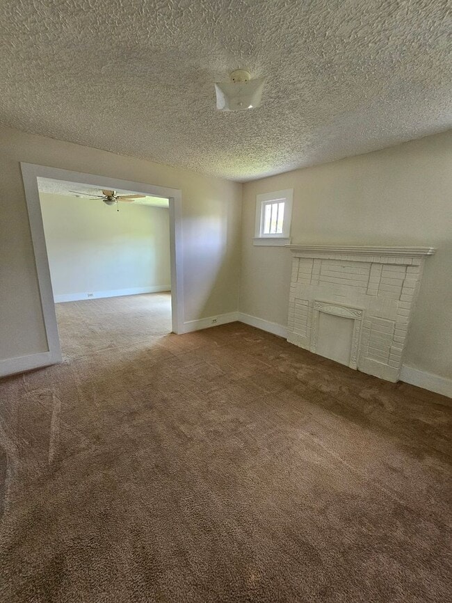 Building Photo - 2BR with Living Room & Den!