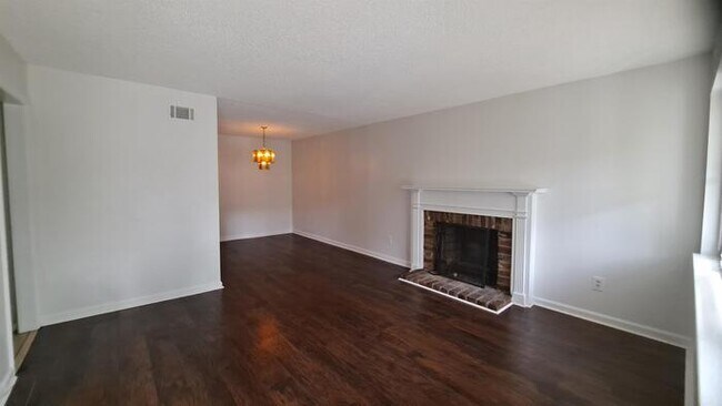 Foto del edificio - 8505 Lyn Ave