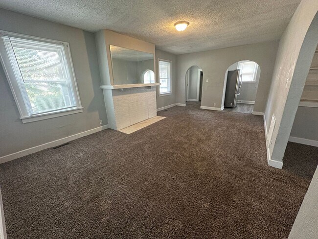 Foto del edificio - PRELEASING for AUGUST! Close to Campus