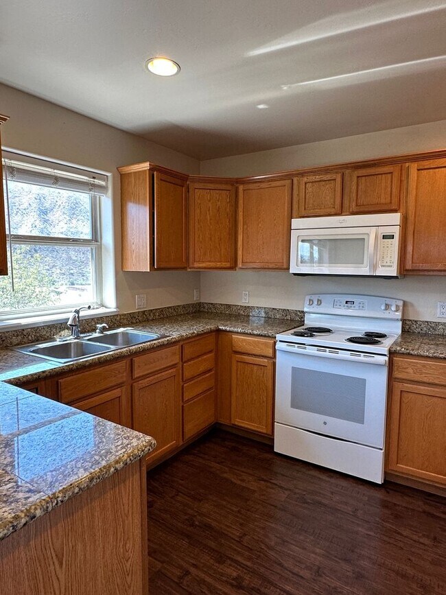 Foto del edificio - Three Bedroom Two and One Half Bath Duplex...